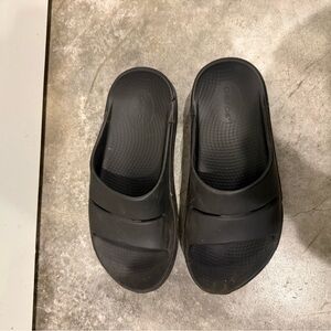 OOFOS Black Slip-On Recovery Slides